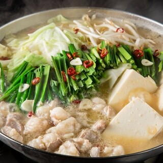 [Motsu-nabe (Offal hotpot)] Delicious soup and plump offal!