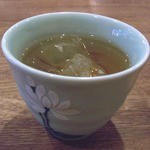 アオザイ - 蓮茶。氷入りで涼しげ。