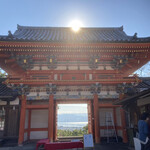 清乃 - 門の裏側から〜
      町と海が見渡せます♪