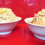 ラーメン二郎 - ＜参考＞ラーメン大＋ヤサイニンニクカラメ（左）との比較