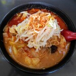 麺辛屋 二代目 美國 - 辛豚汁ラーメン(2辛)　手前ゼロ辛豚汁、向こうが3辛、両方の味を楽しめます。最後は混じって2辛になります。