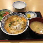 Monzen Soba Daikokuya - パカっと開けると、このように。とんかつは四つ切り。