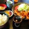 Miharashiya - お茶は美味しかった。ご飯の盛りは良いですね。ソースが出にくかった。詰まり気味。お新香は大量生産の工業製品。知ってるお味。お味噌汁が美味しいことに驚きです。ホント美味しいお味噌汁。