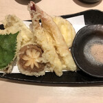 寿司 魚がし日本一 - 天ぷら盛り合わせ１３２０円。煮穴子の天ぷらを初めて口にしました。生の穴子には敵いませんが、美味しくいただきました(^｡^)。天つゆは欲しかったです。。。
