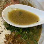 煮干らーめん 紫乱  - ベースは煮干しです