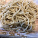 染地台 藪蕎麦 - 開田高原のアップ。所作からも分かるかなり念入りな水切り。