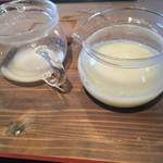 染地台 藪蕎麦 - 蕎麦湯は2種類提供される。蕎麦湯に拘る方を失望させない様になっている。