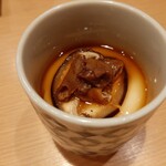 Obata - 穴子の肝を乗せた熱々の茶碗蒸しは、中にも海老やごぼう、お餅入りで具沢山