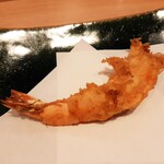 おばた - 海老の天ぷらは衣がサクッと香ばしい！筋肉質で身の締まった海老は甘味しっかり♪