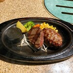 あ・かうはーど - サーロインステーキ＆ハンバーグ3700円。