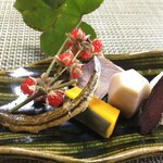 かたつむり - アジメドジョウ、鹿の膵臓のスモーク、熊出汁で炊いた大根