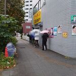ラーメン二郎 - 土曜日早朝7時25分到着で、既に待ち４人！