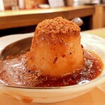 もつ焼きおとんば - 赤富士大根ボルケーノ
            餡掛けソースに辛い粉たっぷり。 
            吸い込むと噎せるから注意