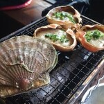 磯丸水産 - 帆立、蟹味噌甲羅焼き