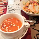 シブ・シャンカル - トマトスープとサラダ