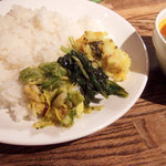 スパイスカフェ - ラッサムには3種類のつけ合わせ。キャベツ・小松菜・じゃがいものサブジ