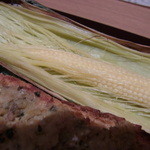 神保町 傳 - 焼物　アンパンマン（鮎トースト）　鮎とパン　皮付きヤングコーン