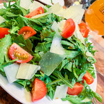 リパブリュー - 春菊とトマトとペコリーノチーズのサラダ；栗ロマンHazyIPAとの相性抜群！