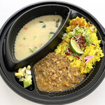 シナジー - 「しらすグリーン Curryと鶏根菜キーマ Curryの2種あいがけ」1300円（東武池袋店「カレーとおやつと」）
