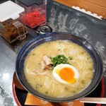 Hakata Motsunabe Dokoro Yokaroumon - 豚骨ラーメン　680円