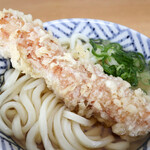 うどん さか枝 - ちくわ天の天ぷら油分が徐々に馴染んでいく かけ出汁を味わうのが ちくわ天うどんの好きな食べ方です。