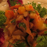 ツブ貝とパイナップル、ズッキーニのサラダ、ブラッドオレンジを効かせて