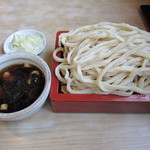 もりうどん（５００円）でも、つけ汁にはかしわ肉が入っています