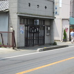 目立たない店構えです