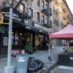 Mam’s Kitchen & Bar - 店舗外観。右に写っているのが仮設席です。