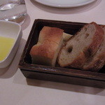 トラットリア・アルベロ - 焼きたてのフォカッチャとバケット