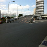 竹家食堂 - ダンボールリサイクルセンターからの撮影写真。店は、ループ橋を上らず、この橋の下に位置している