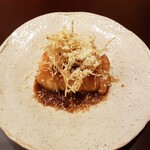 新地 やま本 - クエのタレ焼　揚げたゴボウ