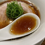 創作麺工房 鳴龍 - 牛骨に牡蠣の旨味が出たスープ