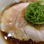 創作麺工房 鳴龍 - チャーシューに九条ネギ