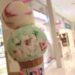 サーティワンアイスクリーム - 料理写真:ポッピングシャワーのキングサイズ＋バナナアンドストロベリーのキッズサイズ（真夏の雪だるま大作戦）