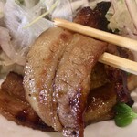 Berusaiyu No Buta - 豚バラ肉はシッカリと焼きが入り
                        特製ダレで味付けされたコダワリが
                        感じられます
                        