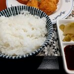 万里 - 中華定食のご飯と漬物