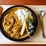 cafe Futsuu - We serve our dishes with a bit more vegetables. Our curry is made without any store-bought roux or soup stock. It's packed with spices, herbs, onions, and fresh ginger!