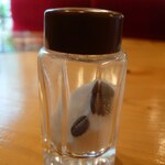 コメダ珈琲店 - 塩に珈琲豆入ってたのね