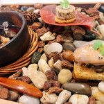 レストラン ラ・フロレゾン・ドゥ・タケウチ - 秋っぽい盛り付けの秋の味覚！！
            キノコ三昧なアミューズ！！