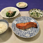 Uotani Iseibei Shouten - 上から 自家製蕪の糠漬け、しらすと九条葱、焼いたカナダ産天然紅鮭の切り身、ご飯一膳、ほうれん草のお浸し