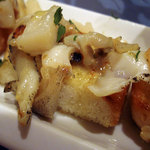 オステリアベーネ - 「根室産ツブとホタテのガーリックバターソテー　ブルスケッタ」1000円