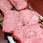 能登牛焼肉 味道苑 - 能登牛　上芯タン塩　2480円　これは頼みましょう