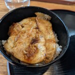 Marumasa - セットのしょうが焼き丼
                        豚肉はロースかな？
                        5切れとの情報もあったが3切れでした