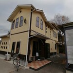 ダンデリオン - ほそーい道を入り向かいます。確か普通車１台、軽自動車２台分の駐車場。