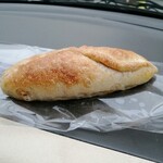 ダンデリオン - 観察しなかったですが、ひき肉と何かにガーリック風味が強い「ガーリック」(２４０円)が引きのある生地といい、一番のヒット！