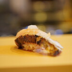 鮨駒 - 鰆：藁焼き