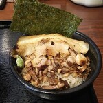 Ramen Iwamotoya - 追加オーダーした「炙りチャーシューごはん（小）」。