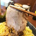 らーめん岩本屋 - チャーシューは厚さは薄め。トロトロ系で美味しいです。