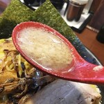 Ramen Iwamotoya - スープは塩クドイ感じ。「とんこつ醤油らーめん」より背脂が多いのでしょうか？